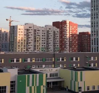 Школа и 2 детских сада через дорогу